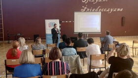 Prezentacja pana Macieja Rojka, eksperta Narodowej Agencji, na temat Programu Erasmus+ w zakresie wnioskowania w ramach programu Erasmus+, Akcja 2, Kształcenie i szkolenia zawodowe – VET