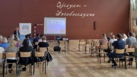 Przedstawiciele Technikum Nr 3 w Zespole Szkół Technicznych i Ogólnokształcących im. prof. Zbigniewa Strzeleckiego w Sandomierzu Zespole Szkół im. Stanisława Staszica w Staszowie opowiadają o realizowanych projektach zawodowych.