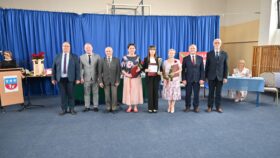 Finalistka konkursu przedmiotowego ze SP w Bukowie z Panem Kuratorem i władzami gminy oraz dyrektorem i nauczycielem