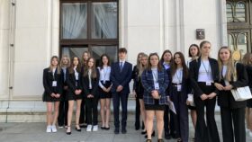 Uczestnicy XXIX Sejmu Dzieci i Młodzieży z województwa świętokrzyskiego przed budynkiem Sejmu RP