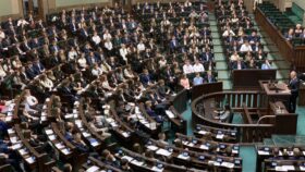 Widok z galerii na salę obraz Sejmu RP. W ławach zasiadają dzieci i młodzież uczestniczące w sesji Sejmu Dzieci i Młodzieży.