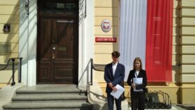 Członkowie komisji XXIX Sejmu Dzieci i Młodzieży z województwa świętokrzyskiego przed Budynkiem Komisji Sejmowych
