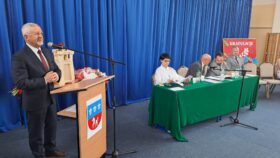 Pan Kurator Kazimierz Mądzik przemawia podczas sesji oświatowej Rady Gminy Krasocin