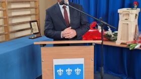 Pan Kurator Kazimierz Mądzik przemawia podczas sesji oświatowej Rady Gminy Krasocin
