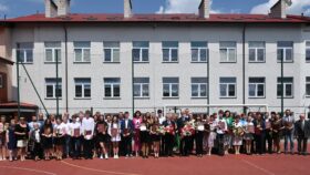 Wspólne zdjęcie laureatów i finalistów konkursów przedmiotowych z Kuratorem Oświaty, Wójtem i Radnymi przed budynkiem szkoły w Krasocinie.