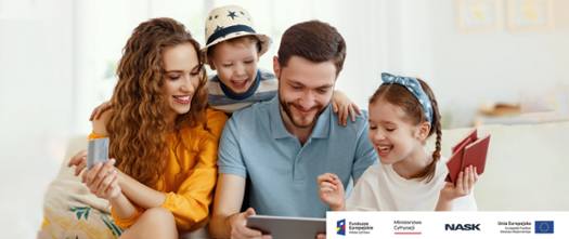 Zdjęcie przedstawiające rodziców i dzieci oglądających treści na tablecie