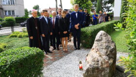 Delegacja władz pod Dębem Katyńskim