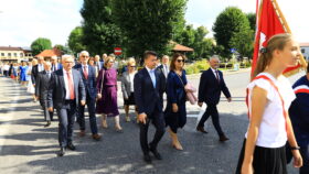 Pochód uczestników Wojewódzkiej Inauguracji Nowego Roku Szkolnego do hali PCKR