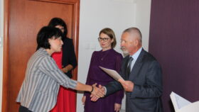 Świętokrzyski Kurator Oświaty wręcza powierzenie zadań nowemu doradcy metodycznemu