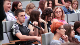Uczniowie szkół ponadpodstawowych w trakcie dyskusji w części warsztatowej