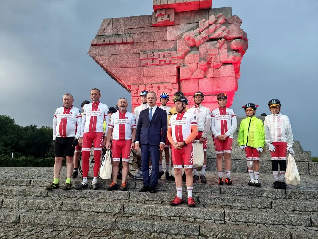Uczestnicy rajdu rowerowego „Śladami Kieleckich Westerplatczyków” z Dyrektorem Generalnym MEiN Sławomirem Adamcem