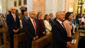 Władze KO na mszy św. podczas Wojewódzkiej Inauguracji Nowego Roku Szkolnego