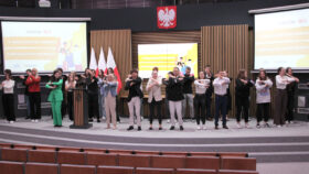 Wspólny taniec uczestników ze szkół ponadpodstawowych na zakończenie Kongresu