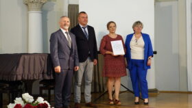 wręczenie zaproszenia do Świętokrzyskiej Sieci Przedszkoli i Szkół Promujących Zdrowie 2