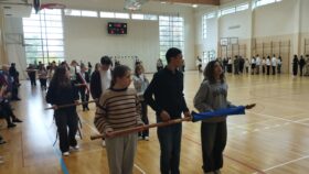 Uczestnicy szkolenia pocztów sztandarowych - ćwiczenia praktyczne