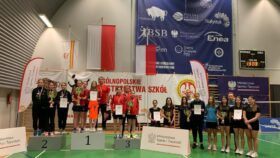 drużyna dziewcząt z SSP w OSTOJOWIE z trenerem K.Piątkiem na podium I miejsce