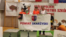 K. Piatek trener i medaliści uczniowie Jakub Chrząszcz, Aleksander Turski, Antoni Osman reprezentujący powiat skarżyski