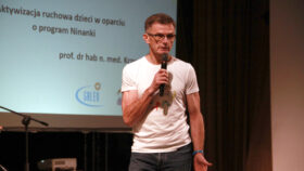 Pan prof. dr hab. Krzysztof Ficek podczas prezentacji projektu