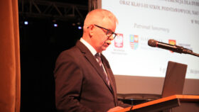 Pan Robert Filipczak prowadzący konferencję