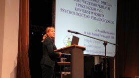 Pani Prof. UJK dr ha. Paulina Forma podczas prezentacji