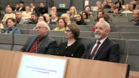 Świętokrzyski Kurator Oświaty z Dyrektorem i Zastępcą Dyrektora Wydziału Nadzoru Pedagogicznego i Strategii w sali Świętokrzyskiego Urzędu Wojewódzkiego