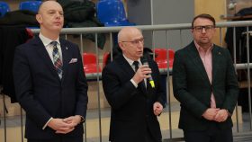 p.o. Świętokrzyskiego Kuratora Oświaty Pan Andrzej Jakubiec na otwarciu Turnieju wraz z zaproszonymi gośćmi