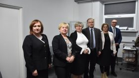 Uczestnicy spotkania podczas zwiedzania pracowni
