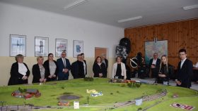 Uczestnicy spotkania w pracowni ruchu kolejowego