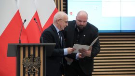 p.o Świętokrzyskiego Kuratora Oświaty wręczający podziękowanie Panu Łukaszowi Gierkowi
