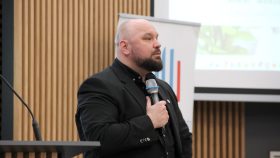 Pan Łukasz Gierek w trakcie prelekcji