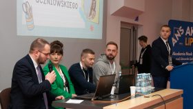 Pan Marcin Stąpor, Wizytator Kuratorium Oświaty w Kielcach, w trakcie prezentacji