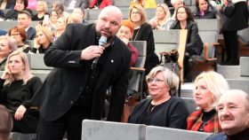 Prelegent wraz z uczestnikami szkolenia w sali Świętokrzyskiego Urzędu Wojewódzkiego