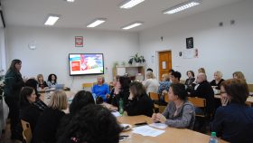 Uczestnicy podczas podsumowania pracy w grupach