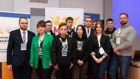 Wizytatorzy Kuratorium Oświaty w Kielcach z uczestnikami Kongersu Samorządów Uczniowskich