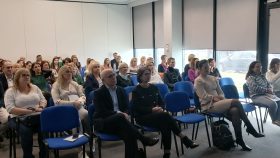 Dyrektorzy i nauczyciele obecni na konferencji