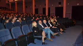Fot.2. Przedstawiciele Kuratorium Oświaty, Starostwa Powiatowego i Urzędu Miasta Skarżysko Kam. w sali widowiskowej skarżyskiego MCK