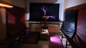 Pokaz wyładowań elektrycznych Tranformatora Tesli
