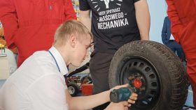 prezentacja zawodu mechanik przez uczniów ZSZ w Skalbmierzu