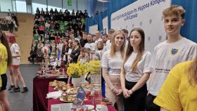 stoisko Liceum Ogólnokształcącego im. H. Kołłataja w Pińczowie, uczestnicy Giełdy fot. Krzysztof Roliński