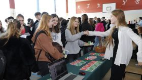 Stoisko wystawiennicze II Liceum Ogólnokształcącego im. Marii Skłodowskiej Curie w Końskich