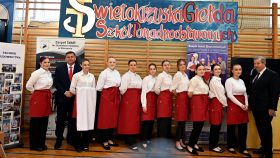 Uczennice ZSE w Staszowie z wicewojewodą świętokrzyskim i starostą staszowskim