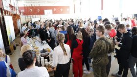 Uczestnicy Giełdy, zwiedzanie stoisk szkół 1
