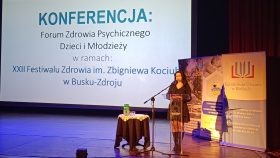 2. Powitanie uczestników konferencji w imieniu Świętokrzyskiego Kuratora Oświaty Pana Piotra Łojka przez Irenę Sobieraj starszego wizytatora (fot. Artur Górak)