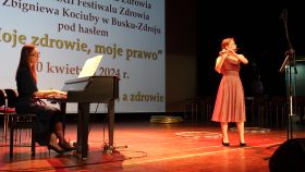 Występ uczennicy Szkoły Muzycznej w Busku-Zdroju (fot. Adrian Lasak)
