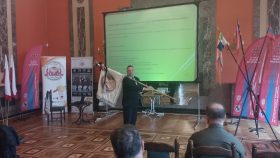 Pan Mariusz Kowalski pokazuje prawidłowe trzymanie sztandaru