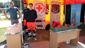 4. Fot. Paweł Boroń stoisko PCK Klub Straż Życia Ochotnicza Starż Pożarna w Mikułowicach Nauka I pomocy