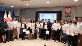 Uczniowie, Rodzice, Nauczyciele i Dyrektorzy Szkół wraz z honorowymi gośćmi