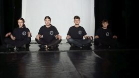 Artyści podczas formy teatralnej