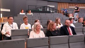Przedstawiciele Kuratorium Oświaty w Kielcach obecni na sali podczas Ogólnopolskiej Integracji Rad Młodzieżowych