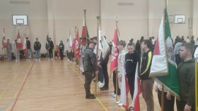 Nauka prawidłowej postawy z sztandarem